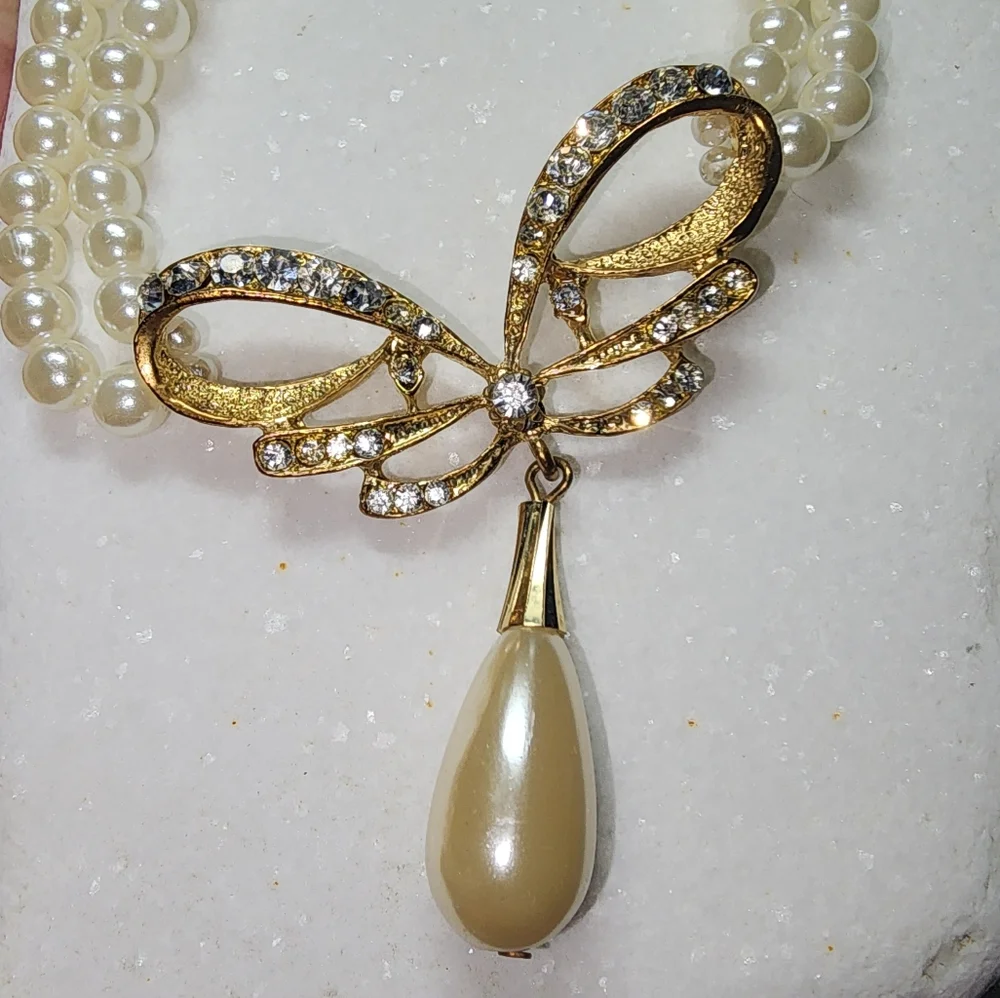 Faux pearl, gold & rhinestone Bow necklace - Picture 2 of 3